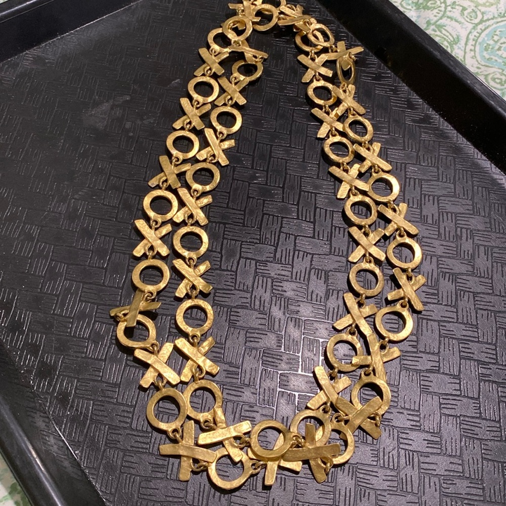 Hugs and kisses matte gold necklace